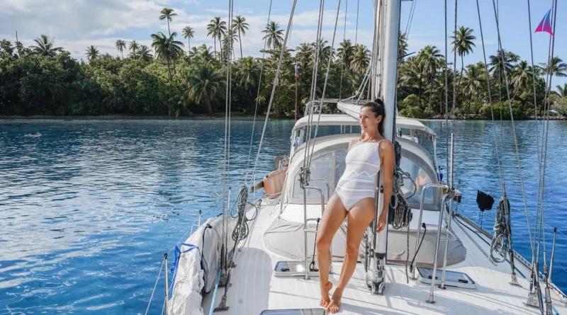 Passer du simple dinghy à un bateau avec un vrai pont représente une étape excitante pour tout débutant en navigation voyageuse. Ces premiers bateaux doivent être simples à manœuvrer, abordables, robustes et polyvalents pour découvrir le plaisir de la vie à bord sans se ruiner ni se compliquer la vie. Le secret d’une bonne étanchéité réside souvent dans un collage et étanchéité de qualité : joints sikaflex, mastics polyuréthane ou époxy pour les passages de câbles, les hublots et les fixations – ces détails évitent les infiltrations qui peuvent transformer un rêve en cauchemar. Voici une sélection progressive de bateaux idéaux pour les débutants qui veulent voyager, avec conseils pour bien choisir et progresser. 1. Le dinghy gonflable ou semi-rigide – le tout premier pas Parfait pour découvrir l’eau sans gros investissement. Modèles de 3-4 mètres avec moteur hors-bord 5-15 CV ou petite voile. Avantages : transportable sur le toit de la voiture ou dégonflable, peu cher (1 000-4 000 €), facile à ranger. Utilisation : balades côtières, pêche, tender pour un plus grand bateau plus tard. Exemples : Zodiac Cadet, Honwave, ou semi-rigides Highfield/AB. Le collage et étanchéité des valves et des tissus PVC ou Hypalon est crucial – un collage mal fait provoque des fuites lentes et frustrantes. 2. Petit voilier transportable (trailable sailboat) – 5 à 7 mètres Le choix classique pour les débutants voyageurs. Bateaux légers (< 1 tonne) remorquables avec une voiture normale. Avantages : mise à l’eau rapide via rampe, possibilité de naviguer en lac, rivière ou mer côtière, prix raisonnable (5 000-20 000 € d’occasion). Exemples français/internationaux : Jeanneau Sun 2000 / Sun Fast 20 Beneteau First 18 / 21 Catalina 22 (USA, très populaire) Cornish Crabber 17 ou Drascombe Lugger (ambiance rétro) Cabine minuscule mais suffisante pour 2 personnes le week-end. Le collage et étanchéité des passe-coque et du puits de dérive évite les entrées d’eau lors des mises à l’eau répétées. 3. Quillard transportable ou micro-croiseur – 6 à 8 mètres Pour ceux qui veulent plus de confort et partir plusieurs semaines. Avantages : meilleure tenue à la mer, cabine debout, cuisine et WC chimique. Exemples : Etap 21i / 23 (insubmersibles, double coque) Hunter 23 / Precision 23 (USA) Dufour 1800 / Gib’Sea 242 (classiques français d’occasion) Parker 235 ou Super Seal 26 (levage de quille) Le collage et étanchéité autour des hublots et du roof devient plus important – un joint défaillant peut causer des moisissures en voyage long. 4. Petit croiseur côtier non transportable – 8 à 10 mètres Quand on passe au voyage plus sérieux (croisière côtière plusieurs mois). Avantages : vrai confort, grand cockpit, cabine spacieuse, moteur in-bord fiable. Exemples populaires pour débutants : Jeanneau Sun Odyssey 29.2 / 32 Beneteau Oceanis 311 / First 30 Dehler 29 / 32 Sadler 29 / Contessa 32 (réputation de solidité) Prix d’occasion 30 000-60 000 €. Le collage et étanchéité des stratifiés, du pont-sandwich et des passe-câbles doit être vérifié lors de l’expertise – les osmoses et infiltrations sont les ennemis numéro 1. 5. Catamaran de croisière d’entrée de gamme – 10 à 12 mètres Pour ceux qui privilégient espace et stabilité dès le début. Avantages : pas de gîte, immense cockpit, cabines séparées. Exemples accessibles : Lagoon 380 / 39 (le best-seller mondial d’occasion) Fountaine Pajot Mahe 36 / Lucia 40 Nautitech Open 40 Plus chers (150 000-300 000 € d’occasion), mais très recherchés. Le collage et étanchéité des nombreux passages (dérives, safrans, moteurs) demande une attention particulière. Conseils pour choisir son premier bateau voyageur Budget réaliste : prévoyez 30-50 % du prix d’achat pour remise en état et équipement (voiles, électronique, sécurité). Expertise obligatoire : même pour un petit bateau, faites examiner coque, gréement et moteur. Équipement prioritaire : GPS, VHF, pilote automatique, panneaux solaires, ancre fiable. Étanchéité dès le début : investissez dans un bon collage et étanchéité (Sikaflex 291i, 3M 4200, époxy pour réparations) – réparez toute fuite immédiatement. Formation : suivez des stages (Glénans, UCPA, RYA) avant de partir loin. Progression : commencez par week-ends côtiers, puis vacances d’une semaine, avant les grands voyages. Passer du dinghy à un vrai bateau de voyage est une aventure progressive qui transforme la vie de nombreux navigateurs. Chaque étape apporte plus de liberté et de confiance. En accordant dès le début une attention particulière au collage et étanchéité, vous évitez les problèmes coûteux et profitez pleinement de votre nouveau mode de vie sur l’eau – simple, économique et profondément enrichissant.